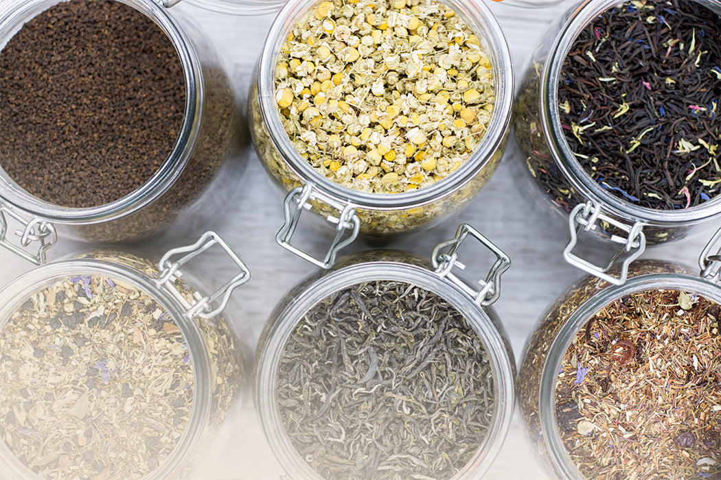 sechs Teesorten in Einmachglaesern